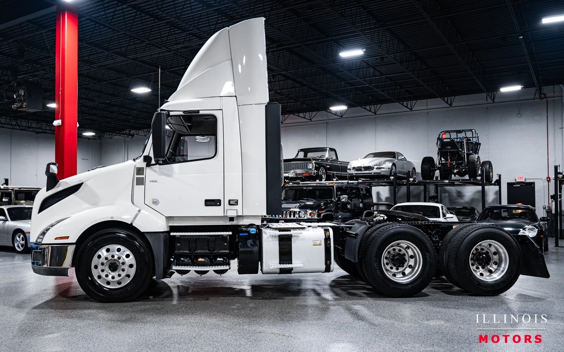 2020 Volvo - Image 2 of 21