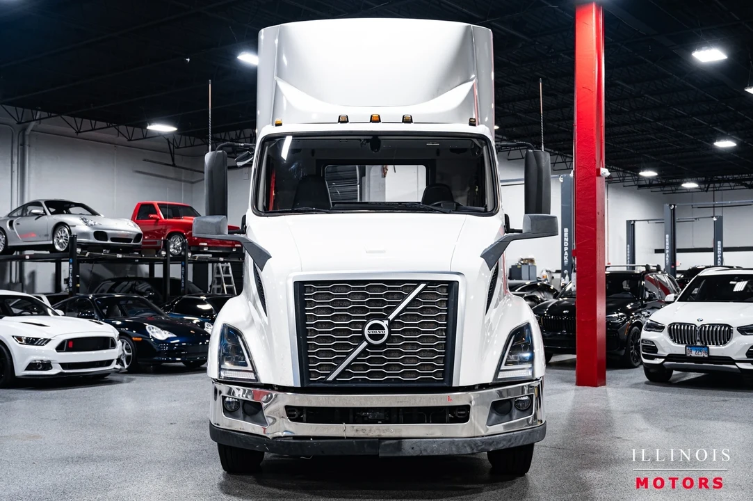 2020 Volvo - Image 8 of 21