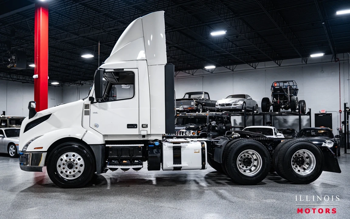 2020 Volvo - Image 2 of 21