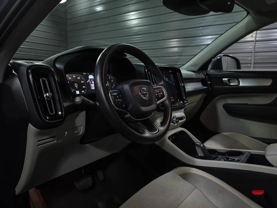 2020 Volvo XC40 - Image 10 of 12