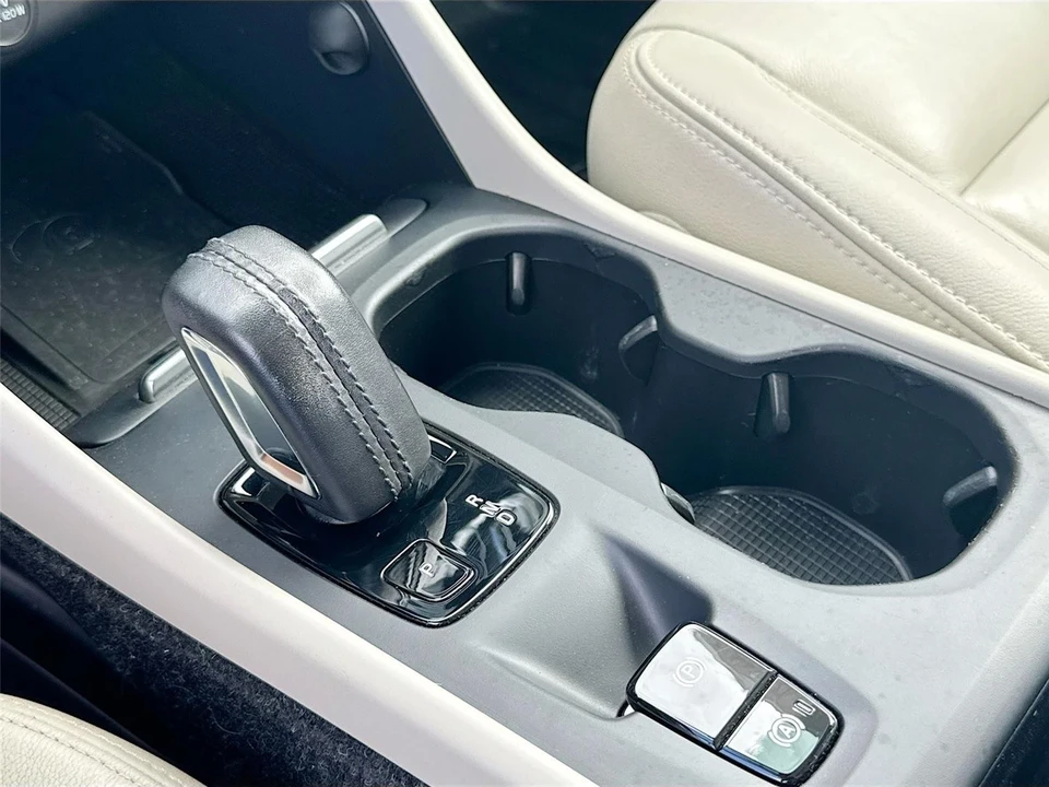 2020 Volvo XC40 - Image 16 of 21