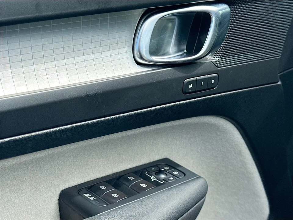 2020 Volvo XC40 - Image 17 of 21