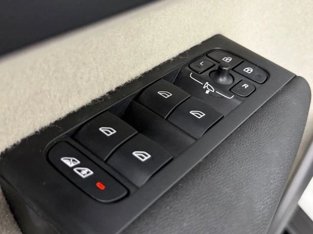 2020 Volvo XC40 - Image 21 of 31
