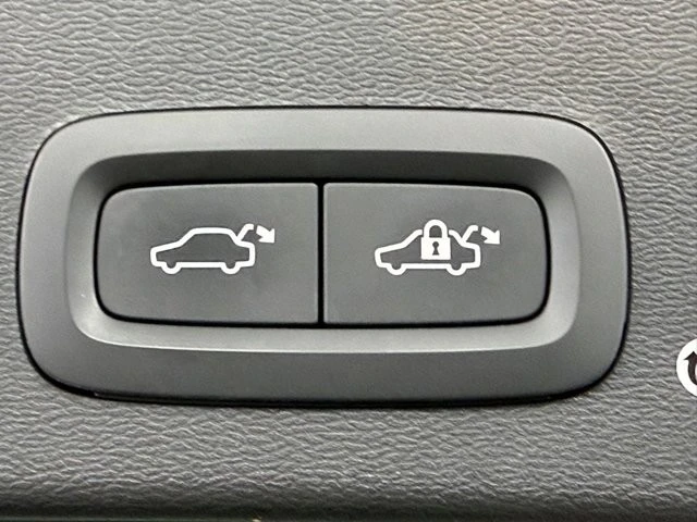 2020 Volvo XC40 - Image 16 of 31