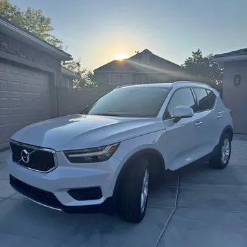 2020 Volvo XC40 T4 Momentum Sport Utility 4D
