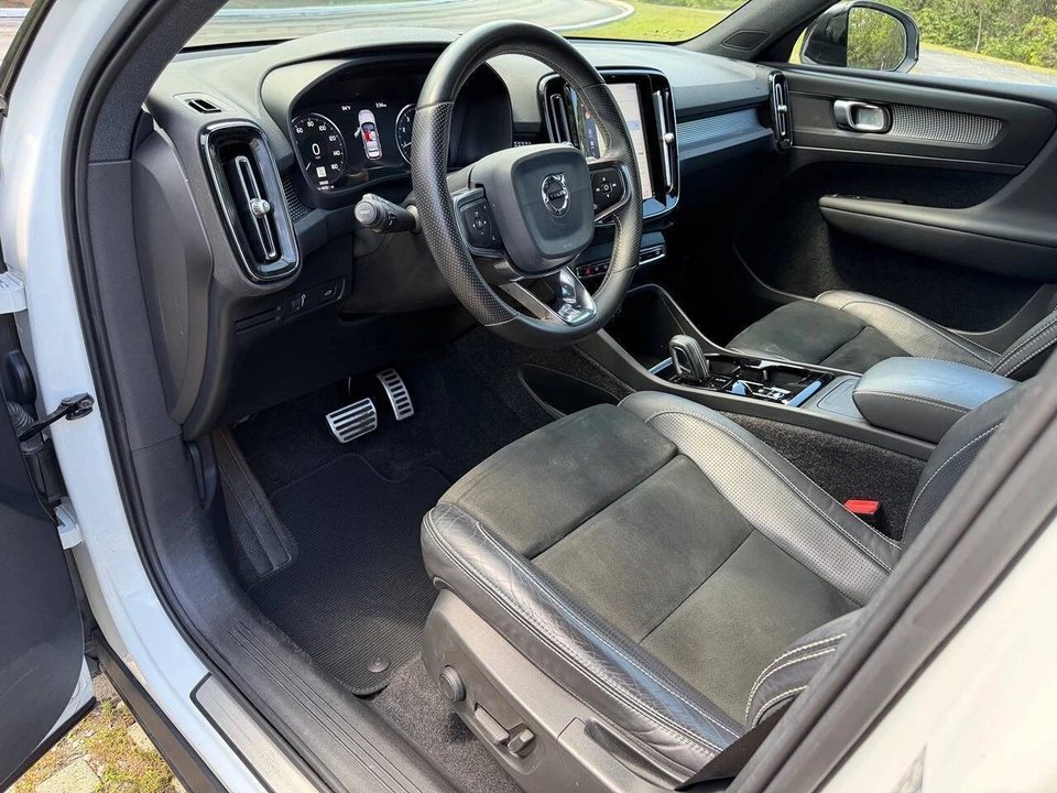 2020 Volvo XC40 - Image 9 of 31