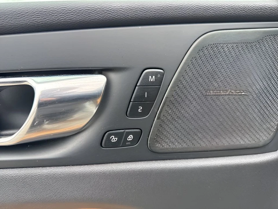 2020 Volvo XC60 2nd Gen - Image 11 of 12