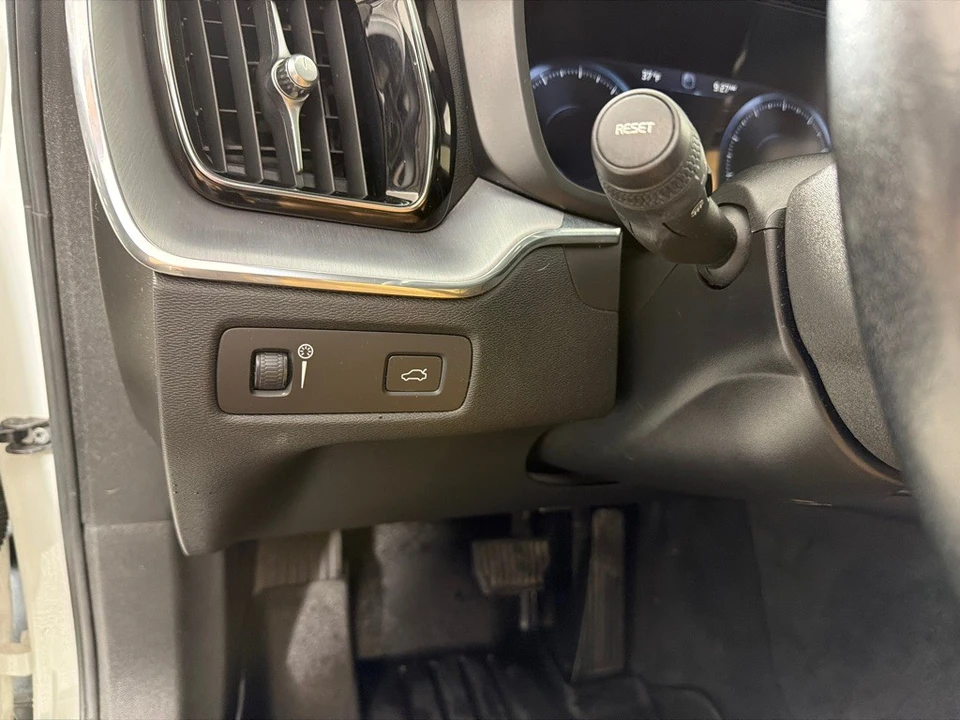 2020 Volvo XC60 2nd Gen - Image 14 of 21