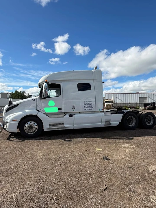 2020 Volvo - Image 2 of 9