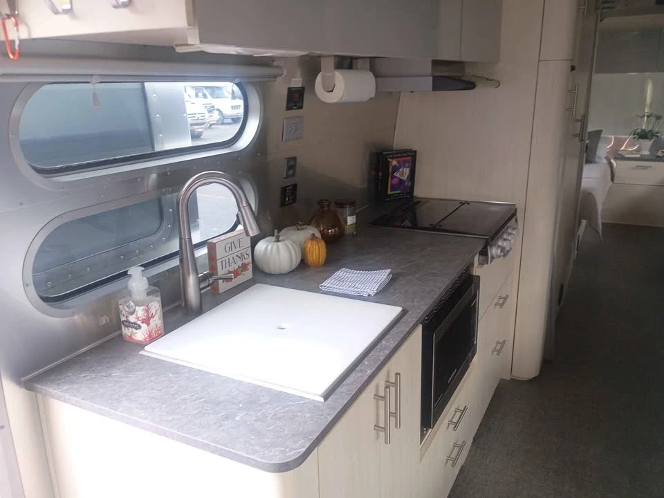 2021 Airstream - Image 9 of 18