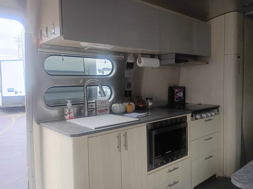 2021 Airstream - Image 13 of 18