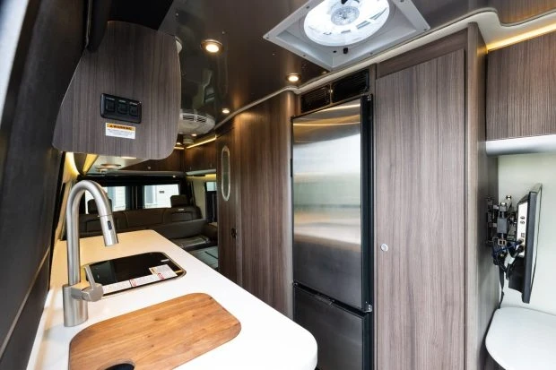 2021 Airstream - Image 6 of 9