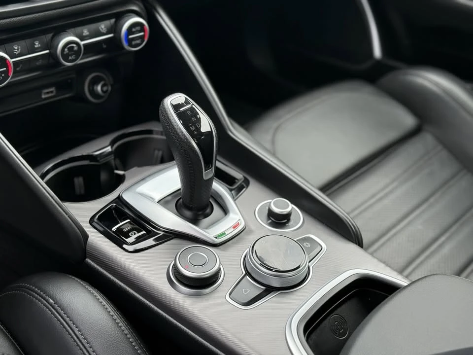 2021 Alfa Romeo Giulia - Image 10 of 15