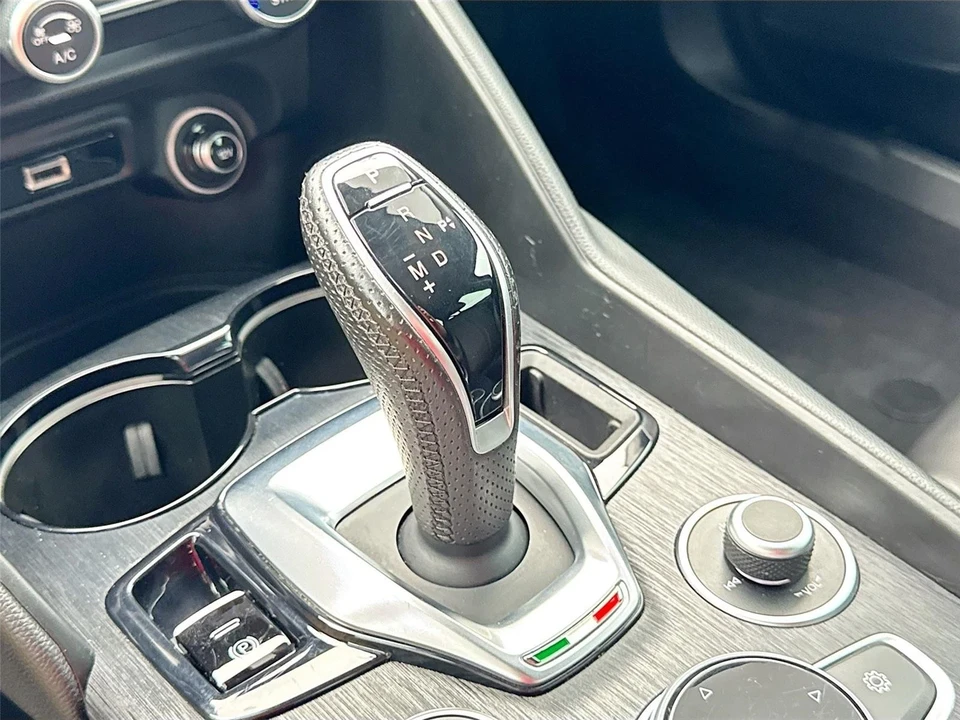 2021 Alfa Romeo Giulia - Image 16 of 21
