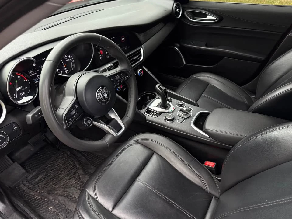2021 Alfa Romeo Giulia - Image 15 of 20