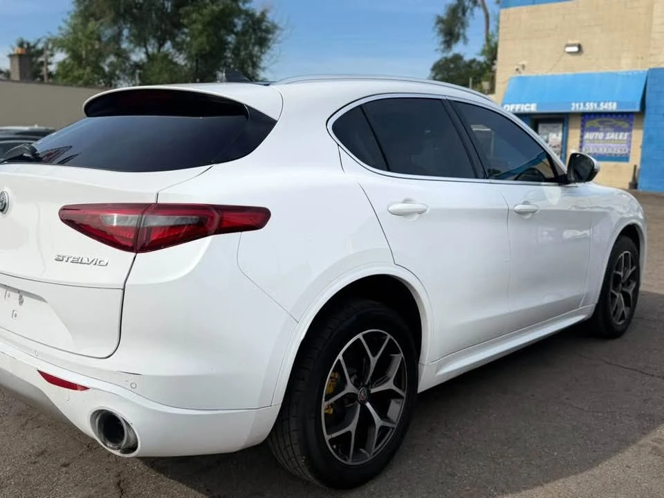 2021 Alfa Romeo Giulia - Image 5 of 13