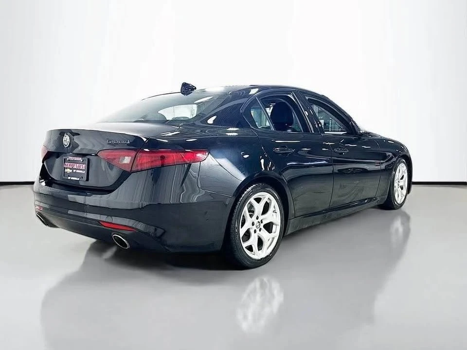 2021 Alfa Romeo Giulia - Image 5 of 13