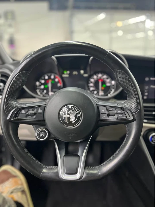 2021 Alfa Romeo Giulia - Image 9 of 10