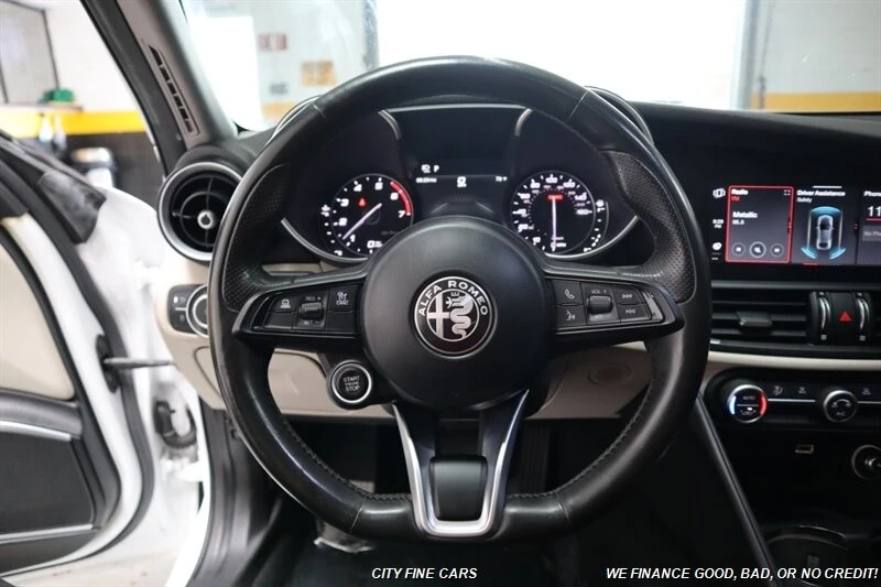 2021 Alfa Romeo Giulia - Image 15 of 31