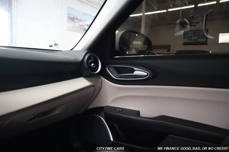 2021 Alfa Romeo Giulia - Image 24 of 31