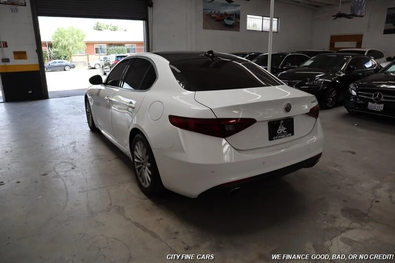 2021 Alfa Romeo Giulia - Image 7 of 31