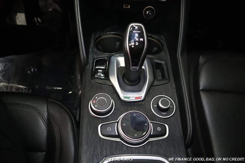 2021 Alfa Romeo Giulia - Image 23 of 31