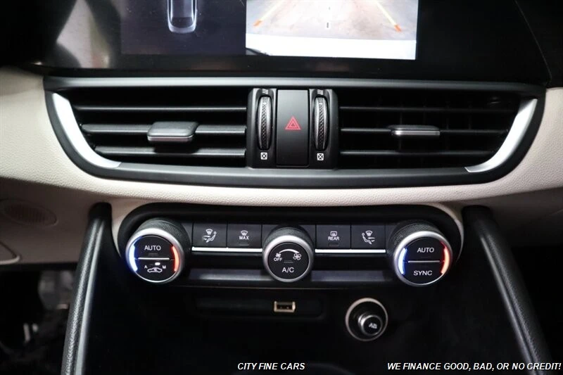 2021 Alfa Romeo Giulia - Image 21 of 31