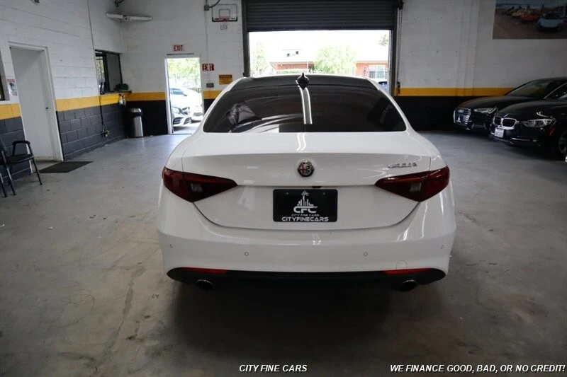 2021 Alfa Romeo Giulia - Image 8 of 31