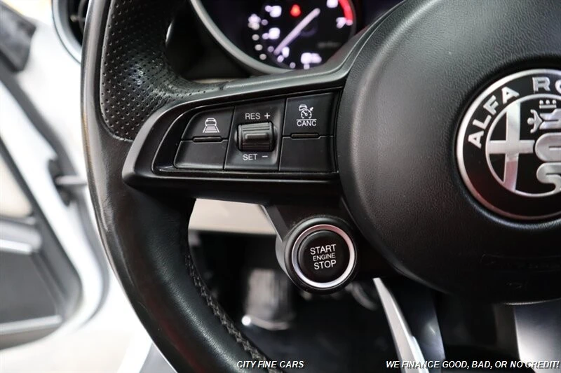 2021 Alfa Romeo Giulia - Image 16 of 31
