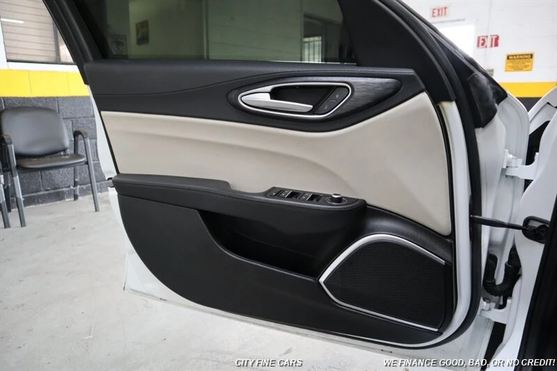 2021 Alfa Romeo Giulia - Image 25 of 31