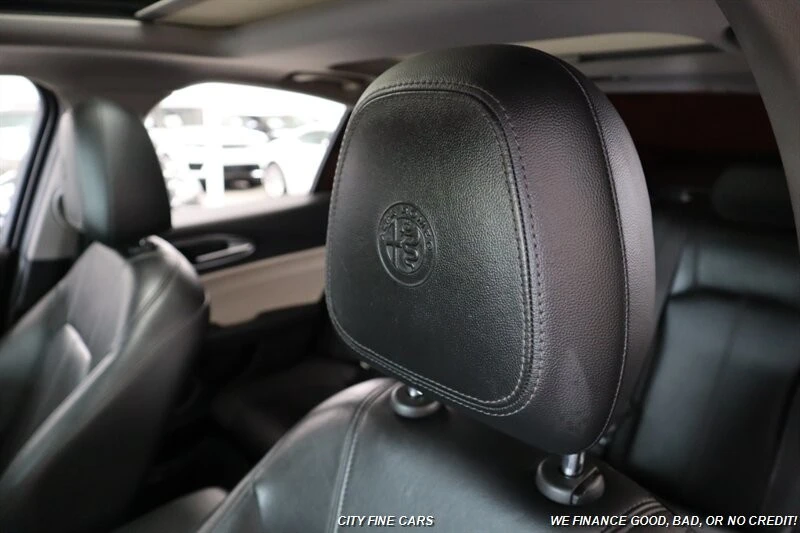 2021 Alfa Romeo Giulia - Image 28 of 31