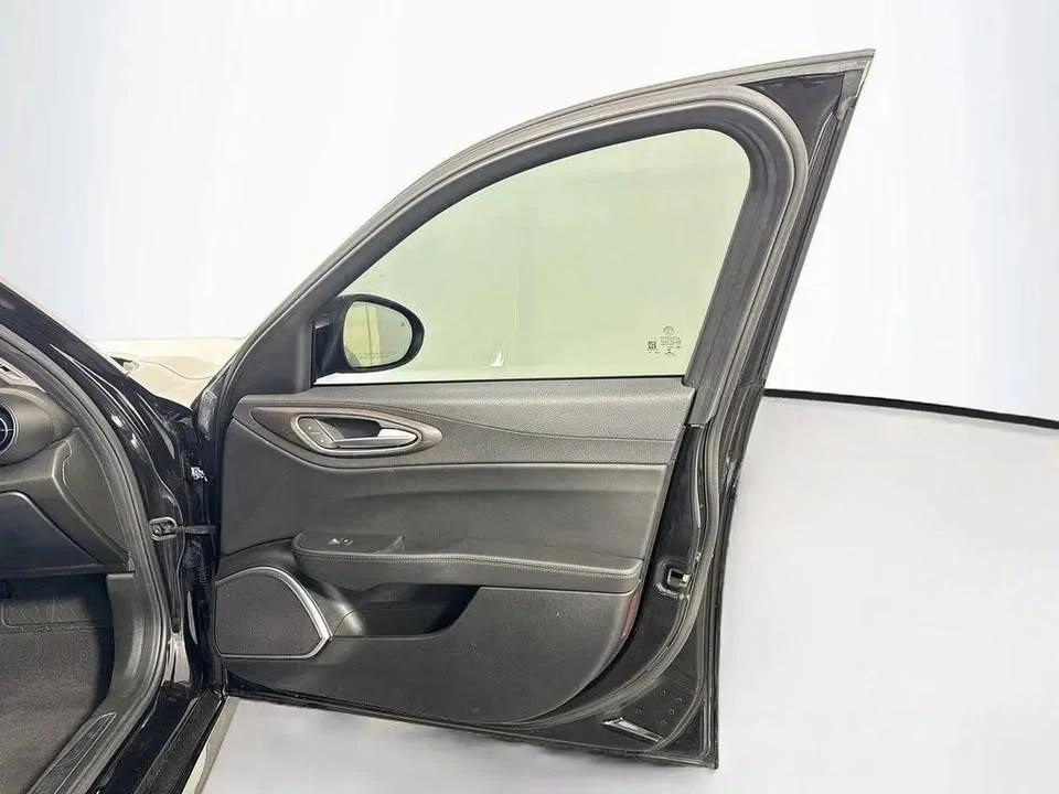 2021 Alfa Romeo Giulia - Image 10 of 11