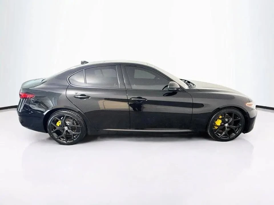 2021 Alfa Romeo Giulia - Image 5 of 11