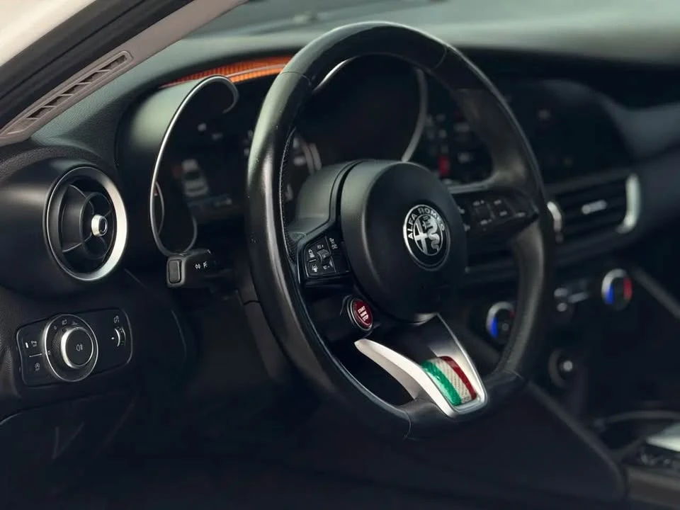 2021 Alfa Romeo Giulia - Image 5 of 17