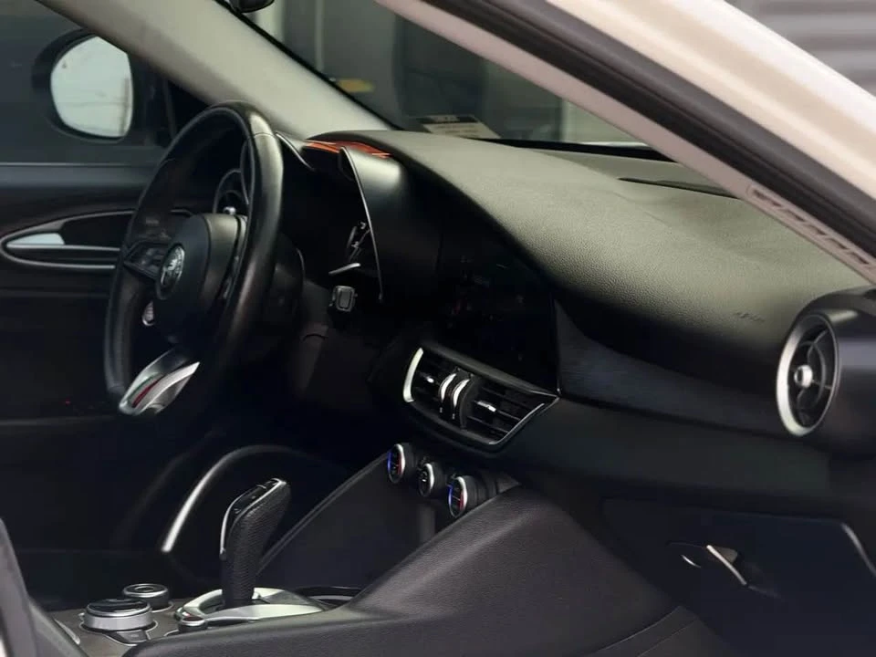 2021 Alfa Romeo Giulia - Image 12 of 17