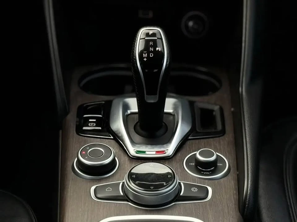 2021 Alfa Romeo Giulia - Image 7 of 17
