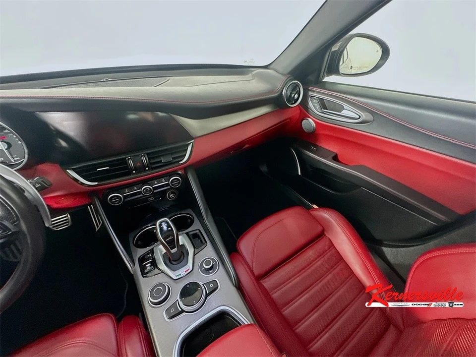 2021 Alfa Romeo Giulia - Image 11 of 12