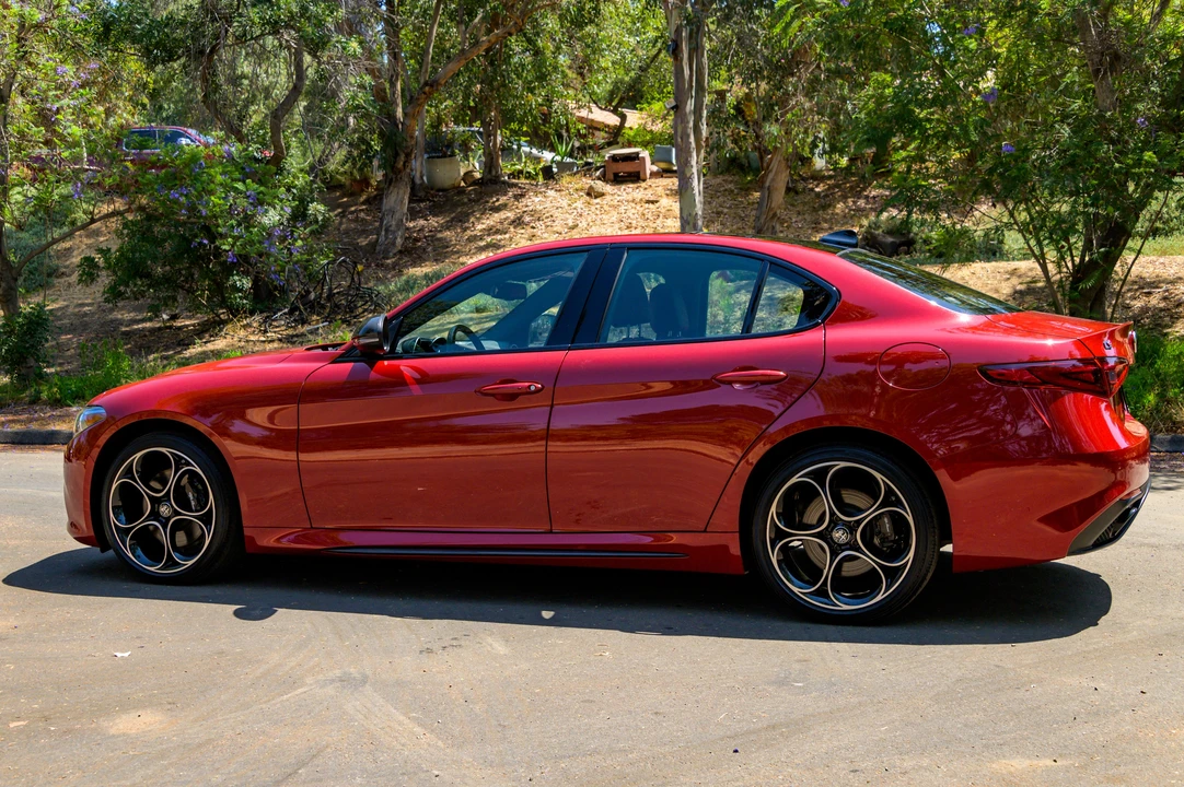2021 Alfa Romeo Giulia - Image 11 of 31