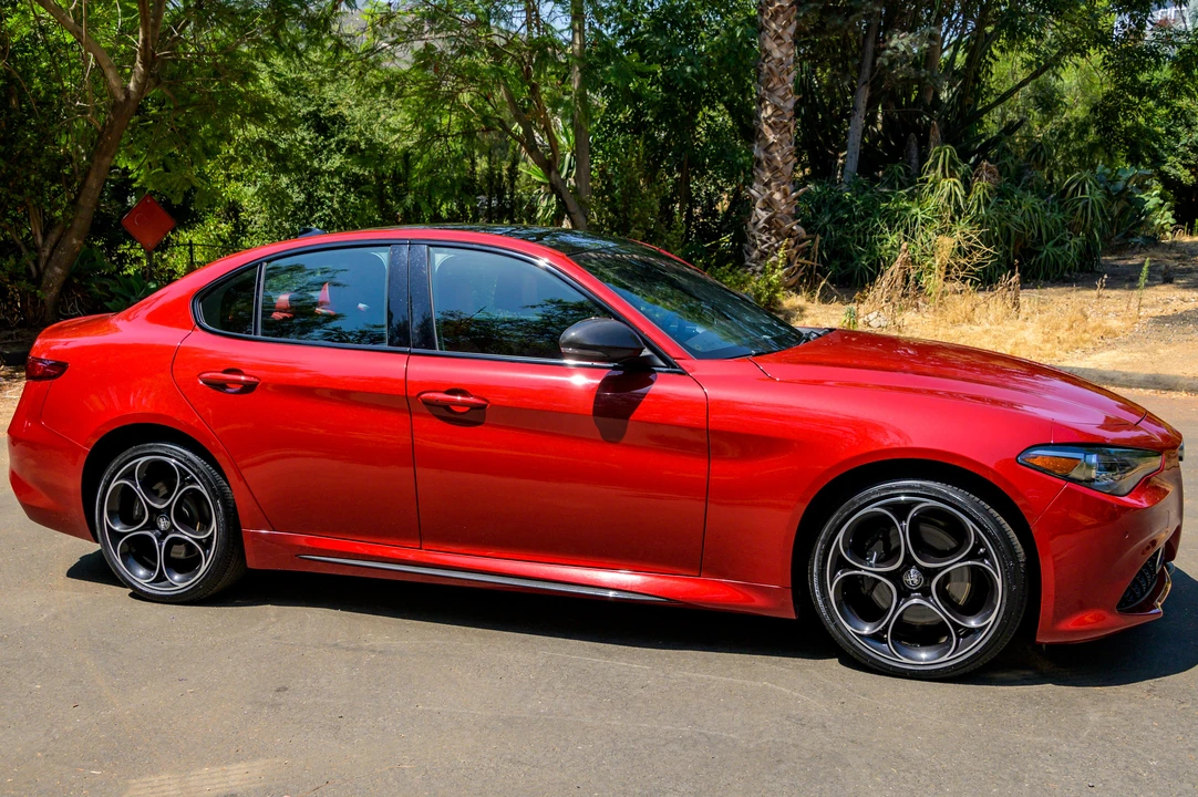 2021 Alfa Romeo Giulia - Image 17 of 31
