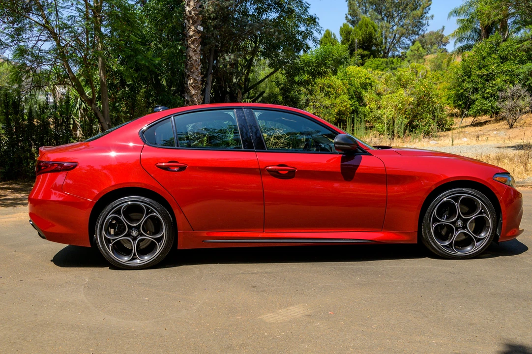 2021 Alfa Romeo Giulia - Image 15 of 31