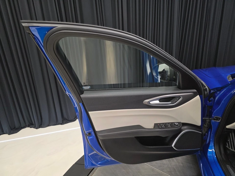 2021 Alfa Romeo Giulia - Image 16 of 31