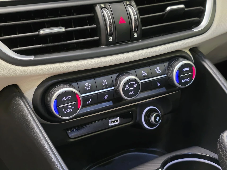 2021 Alfa Romeo Giulia - Image 26 of 31