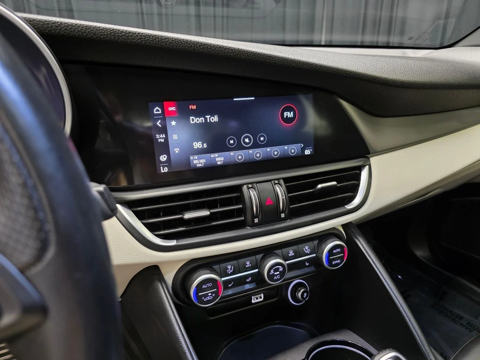 2021 Alfa Romeo Giulia - Image 25 of 31