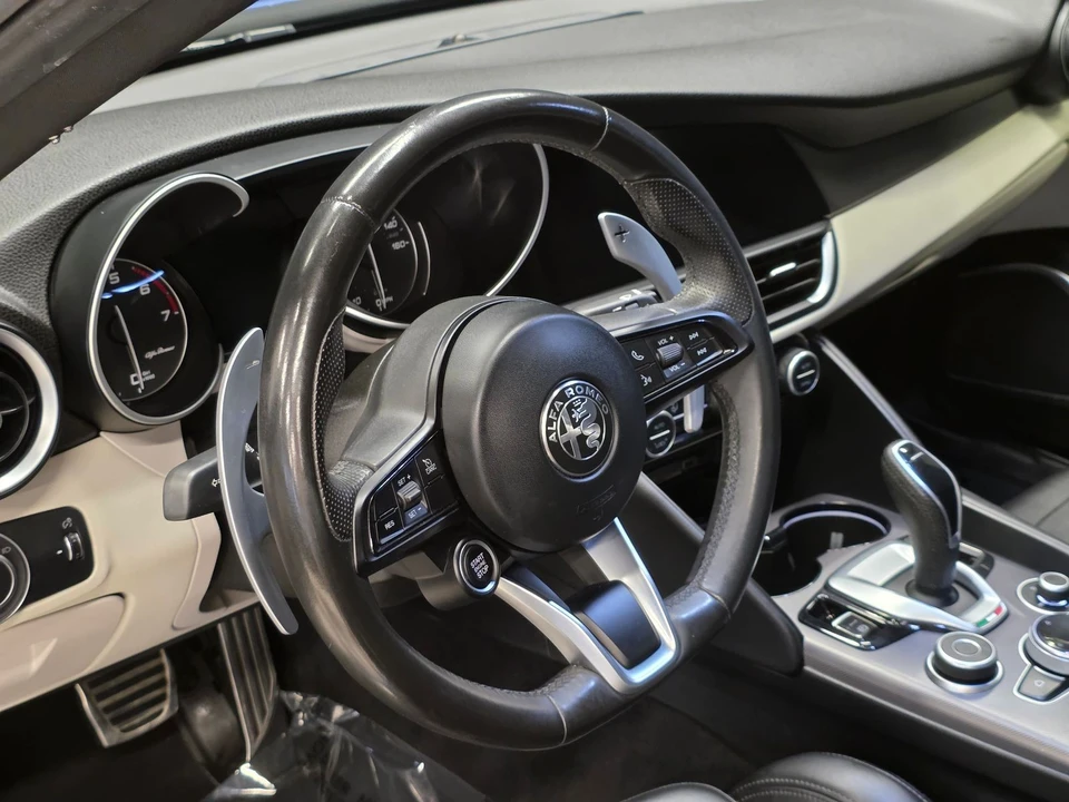 2021 Alfa Romeo Giulia - Image 19 of 31