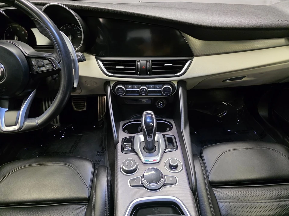 2021 Alfa Romeo Giulia - Image 24 of 31