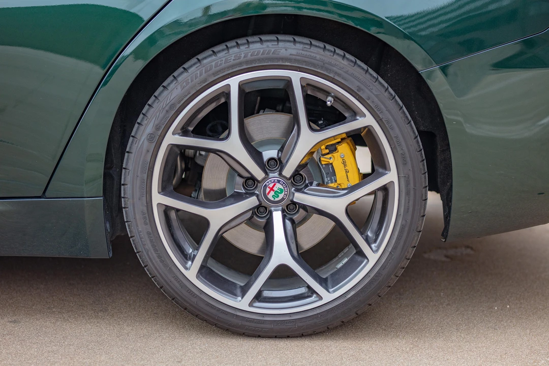 2021 Alfa Romeo Giulia - Image 17 of 31
