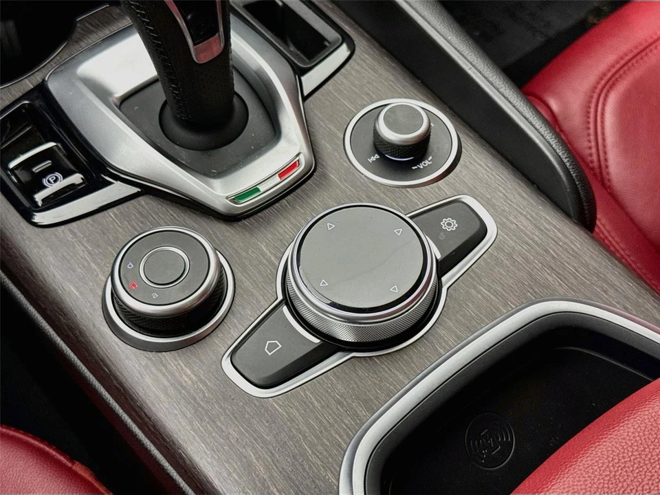 2021 Alfa Romeo Giulia - Image 23 of 31