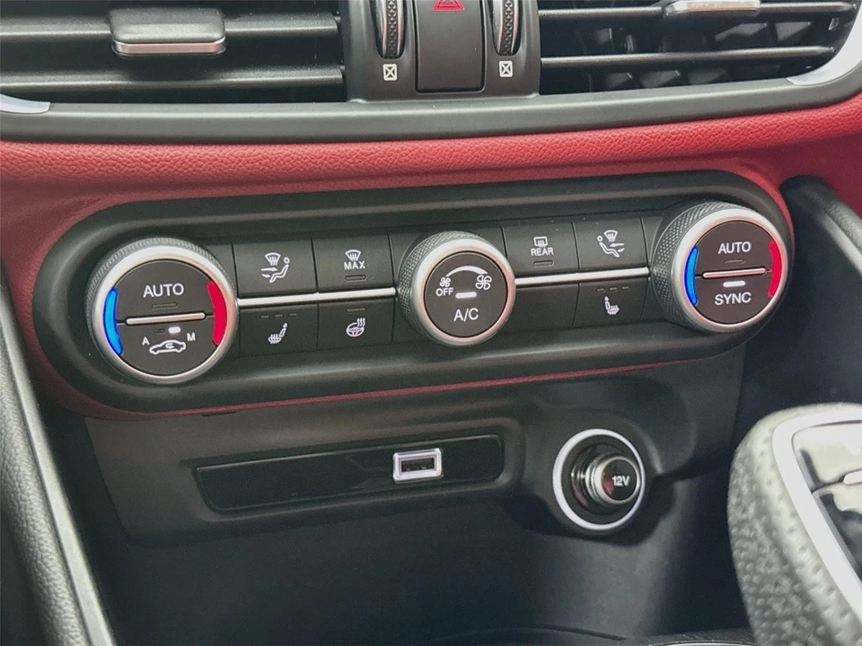 2021 Alfa Romeo Giulia - Image 25 of 31