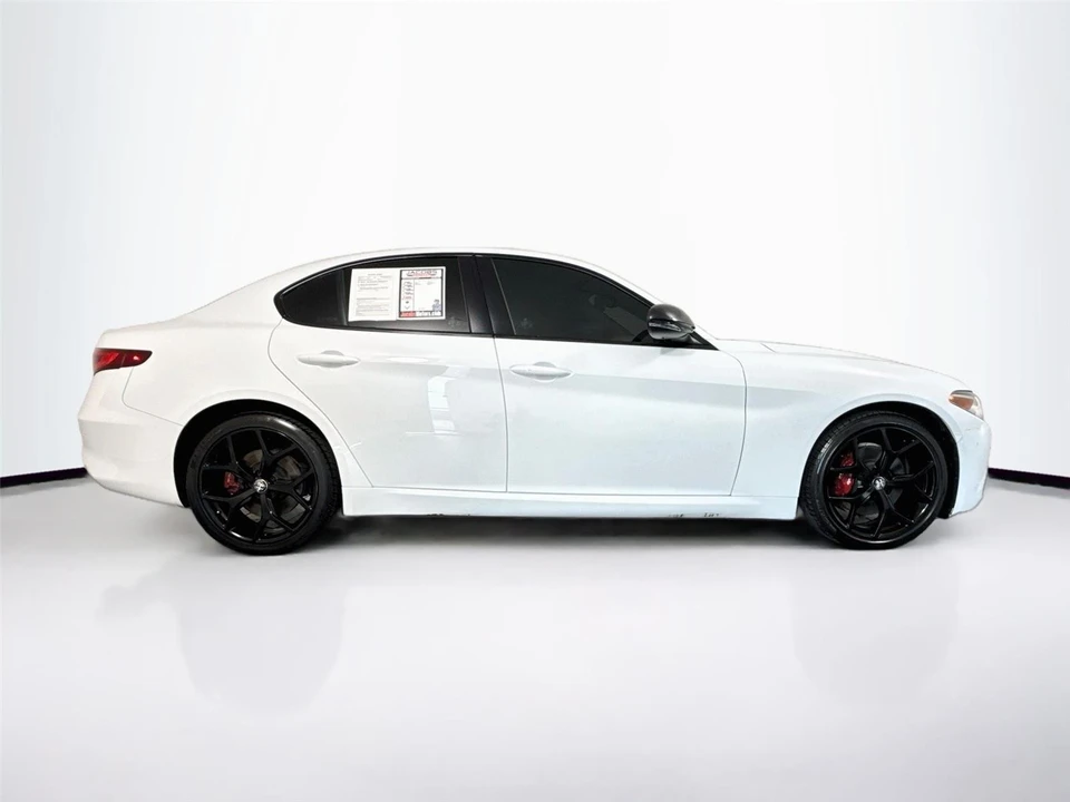 2021 Alfa Romeo Giulia - Image 7 of 31