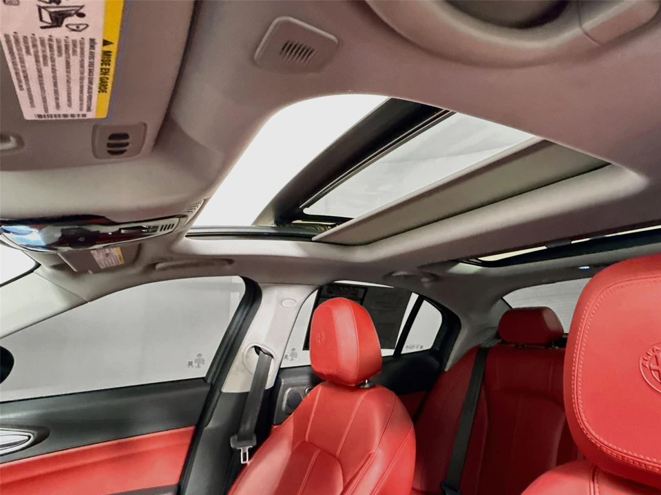 2021 Alfa Romeo Giulia - Image 28 of 31